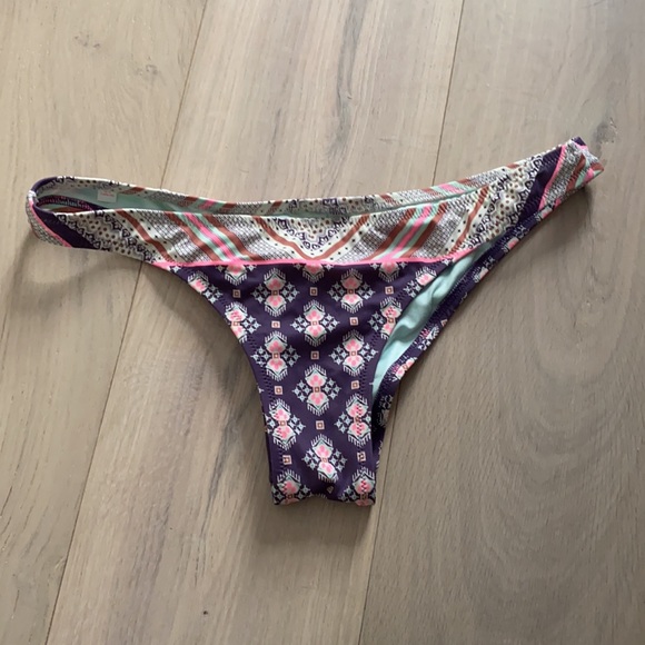 Victoriaโs Secret The Itsy Bikini Bottom - Picture 2 of 3